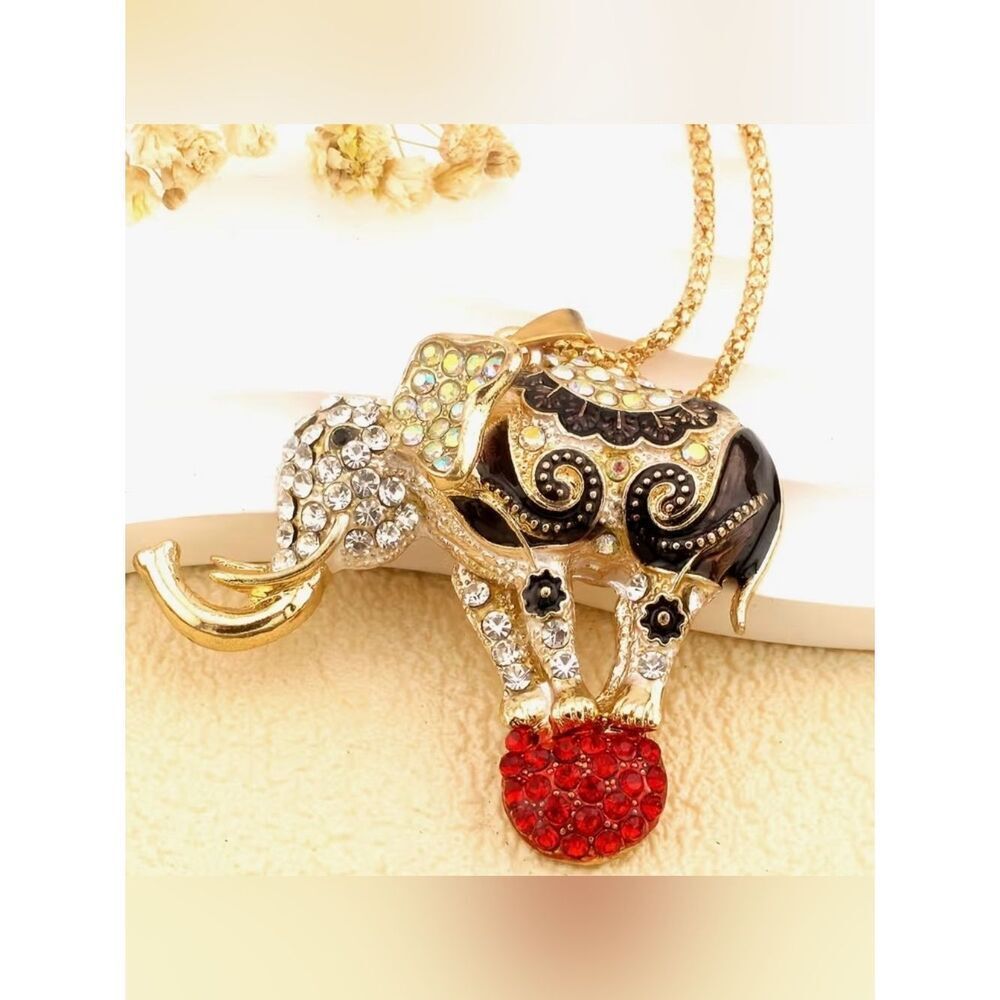 ♥️ Betsey Johnson stunning sparkling rhinestone circus elephant necklace ♥️